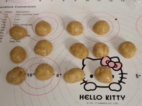 松弛好的饼皮分割成15g一个，滚圆备用。