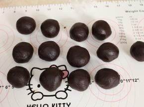 陈皮红豆沙馅分成35g一个。