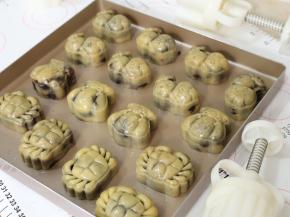 将月饼全部包好，用模具印出花型。（压月饼之前可以开始预热烤箱，上下火200℃）。