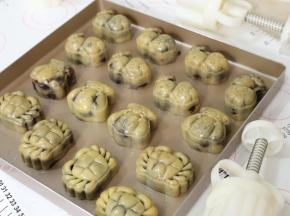 将月饼全部包好，用模具印出花型。（压月饼之前可以开始预热烤箱，上下火200℃）。