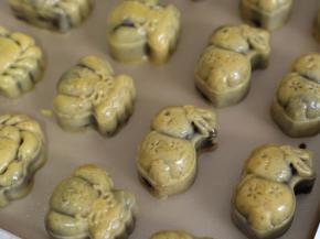 .取出月饼，表面薄薄刷上一层蛋黄液，继续送入烤箱，上火170℃，下火160℃，中层，烘烤13分钟。