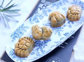 做好的月饼晾凉之后密封起来，隔天回油之后才可以吃哦！