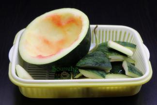 食材：西瓜皮、豆豉、红辣椒、大葱、油、盐、酱油。其中不吃辣椒可以不放辣椒，西瓜肉用勺子挖出来，这样干净卫生。