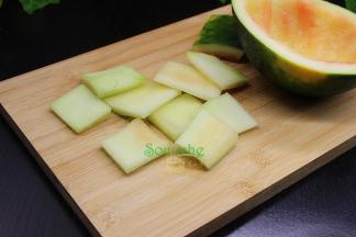 把去西瓜皮清洗干净，切块，去绿色皮，然后切成丝或条状，这样炒容易入味好吃。