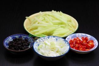 切好的西瓜皮可以放点盐搓一搓，用清水清洗干净捞出，豆豉洗净沥干水，大葱、红辣椒分别清洗干净切好。