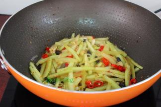 放酱油、盐炒均，即可出锅，香辣开胃，实惠美味，简单快捷，太好吃了。