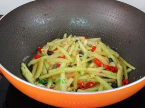 放酱油、盐炒均，即可出锅，香辣开胃，实惠美味，简单快捷，太好吃了。