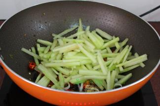 接着转为旺火，倒入切好的西瓜皮的丝，爆炒熟，炒熟的西瓜皮会变软，入味。