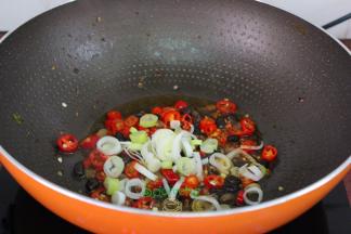 热锅倒油，放豆豉、红辣椒、大葱煸炒香。红辣椒和豆豉最搭配，香辣可口，红辣椒比青辣椒好吃。