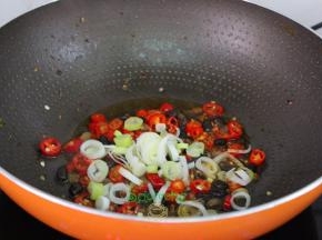 热锅倒油，放豆豉、红辣椒、大葱煸炒香。红辣椒和豆豉最搭配，香辣可口，红辣椒比青辣椒好吃。