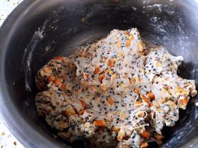 将大块的坚果切碎，所有做馅料的材料放盆中，用手抓匀