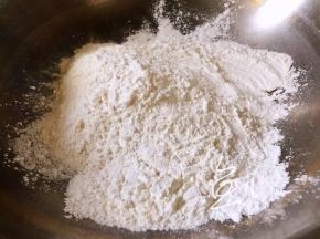 低粉和糯米粉放锅中，小火炒熟（呈现浅黄色，有面粉的香味就可以了）