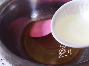 分2次放入玉米油，搅拌均匀（搅拌8-10分钟最好）