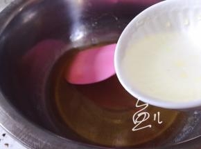 分2次放入玉米油，搅拌均匀（搅拌8-10分钟最好）