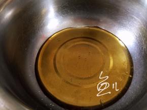 转化糖浆和枧水放盆中搅拌均匀