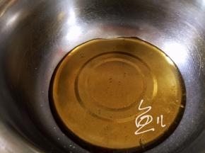 转化糖浆和枧水放盆中搅拌均匀