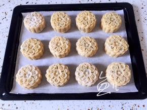 烤箱200度预热10分钟，用喷壶薄薄的喷一层水