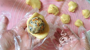 取一份面皮压扁，放馅料