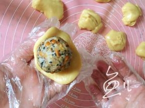 取一份面皮压扁，放馅料