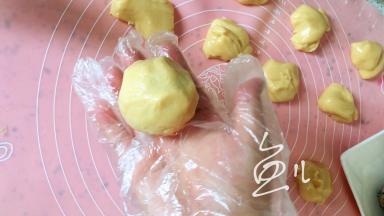 用手慢慢推动面皮，包严