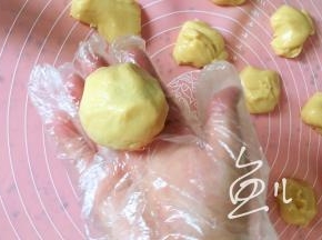 用手慢慢推动面皮，包严