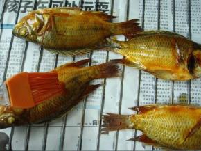 7 烤至10分钟后取出刷油及黑胡椒酱。