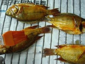 7 烤至10分钟后取出刷油及黑胡椒酱。