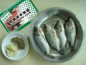 1 准备好COOK100黑胡椒酱、罗非鱼 、孜然、  姜。