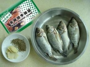 1 准备好COOK100黑胡椒酱、罗非鱼 、孜然、  姜。