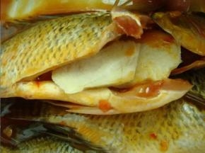 4 姜片放入鱼肚内。