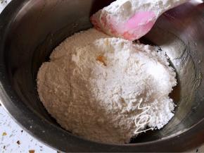 筛入面粉，戴手套揉匀