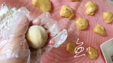 包好的生坯薄薄的裹一层干粉