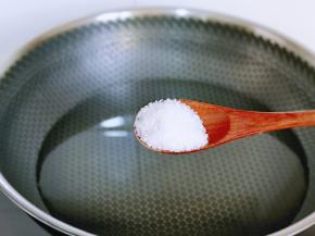 锅中加入水烧开，再加入盐。