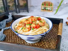 装入面碗中，撒上葱花。