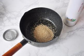 取适量藜麦放在锅中，如果是免洗的藜麦可以不必清洗，然后开火煮。不必提前浸泡