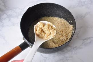 大火煮开后转小火煮十五分钟左右，这时您可以看到，藜麦已经有小尾芽煮出，这样就可以关火了。