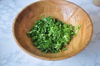 苦菊洗净切成细段。要切得略细一些，这样更方便食用。