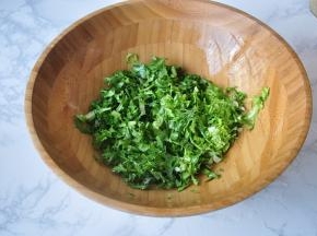苦菊洗净切成细段。要切得略细一些，这样更方便食用。