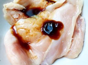 放入碗里，加生抽和蚝油（生抽不要多，有个底味就可以，毕竟要少盐哦）