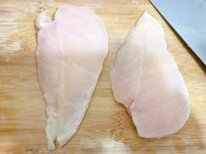 鸡胸肉一块从中间切开