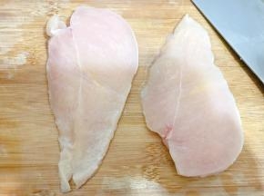 鸡胸肉一块从中间切开