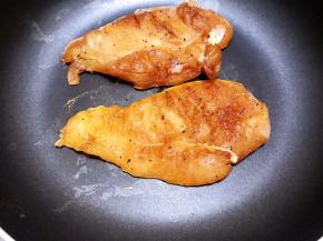 平底锅烧热，摆入腌制好的鸡胸