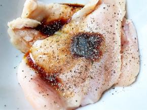 现磨一些黑胡椒碎