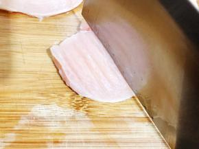 每片都用刀背敲松