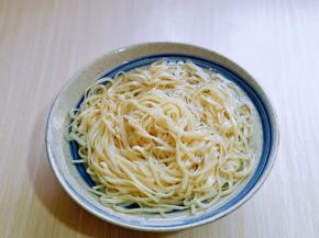 煮好的面捞出过冷水。(纯净水)