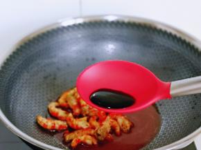 另起锅，倒入小龙虾肉和麻辣汤汁，加入一勺生抽。