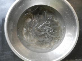 红薯粉丝用水泡软。