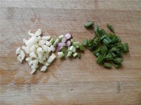 切好葱、蒜。