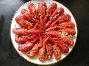 小龙虾摆在大盘。