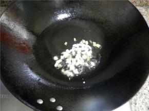 锅放油，爆香蒜和葱头粒。